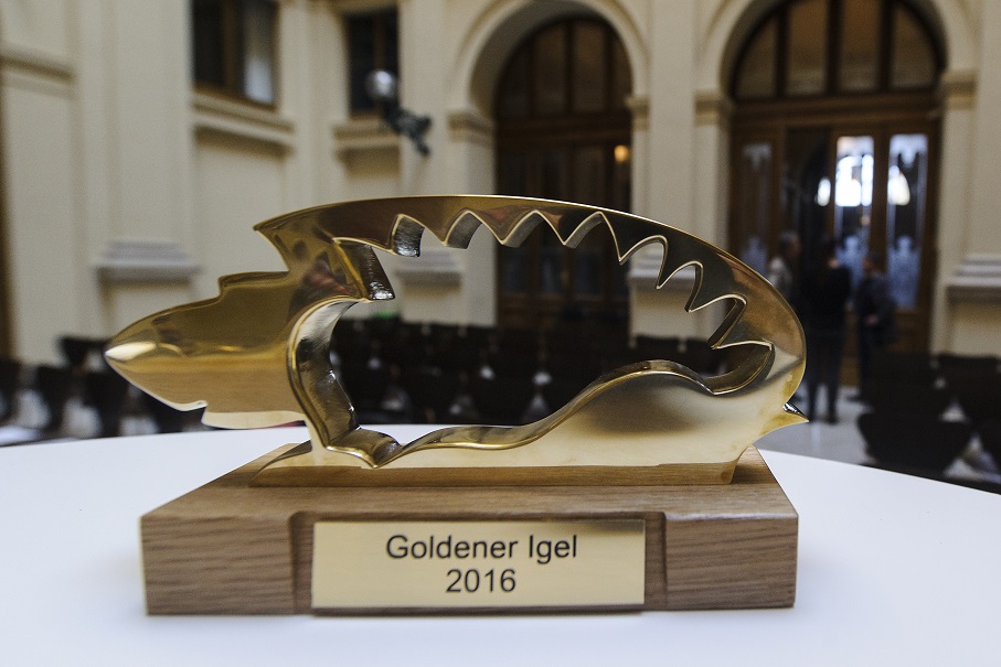 Der Goldene Igel ist in Messing mit polierter Oberfläche gearbeitet.